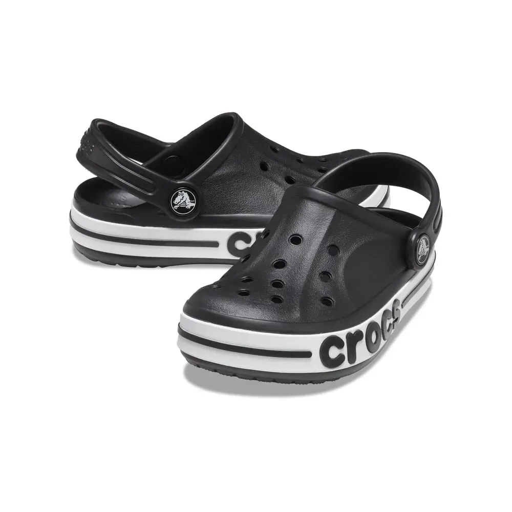 Par de babuches infantis pretos Crocs com sola branca em fundo branco